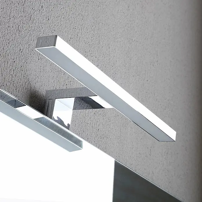 Kiamami Valentina Badmöbel-Set - Helles Holz - Elegante verchromte LED-Spiegelleuchte, wandmontiert, zur Beleuchtung des Spiegelbereichs.