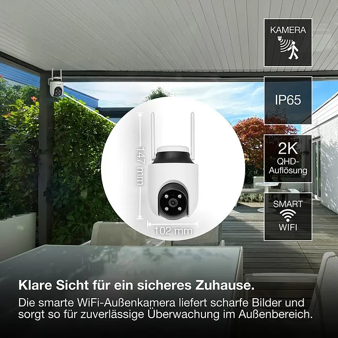 Osram Smart+ Überwachungskamera Outdoor 360 - Weiß - Weiße smarte Outdoor-WLAN-Kamera mit Antennen, auf einer Terrasse montiert, mit 2K QHD-Auflösung und IP65-Wetterbeständigkeit.
