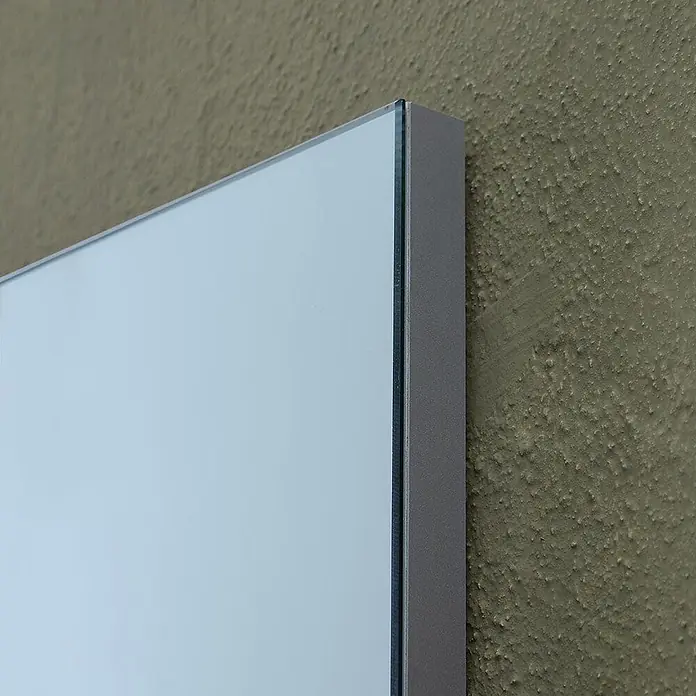 Kiamami Valentina Badmöbel-Set - Grau - Weißes Glaspaneel mit silber-grauem Rahmen, an einer Wand montiert.
