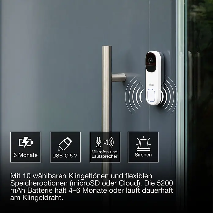 Osram Smart+ Türklingel mit Kamera - Weiß - Weiße smarte Türklingel mit Kamera und blau beleuchtetem Knopf, an einer dunkelgrauen Tür montiert.