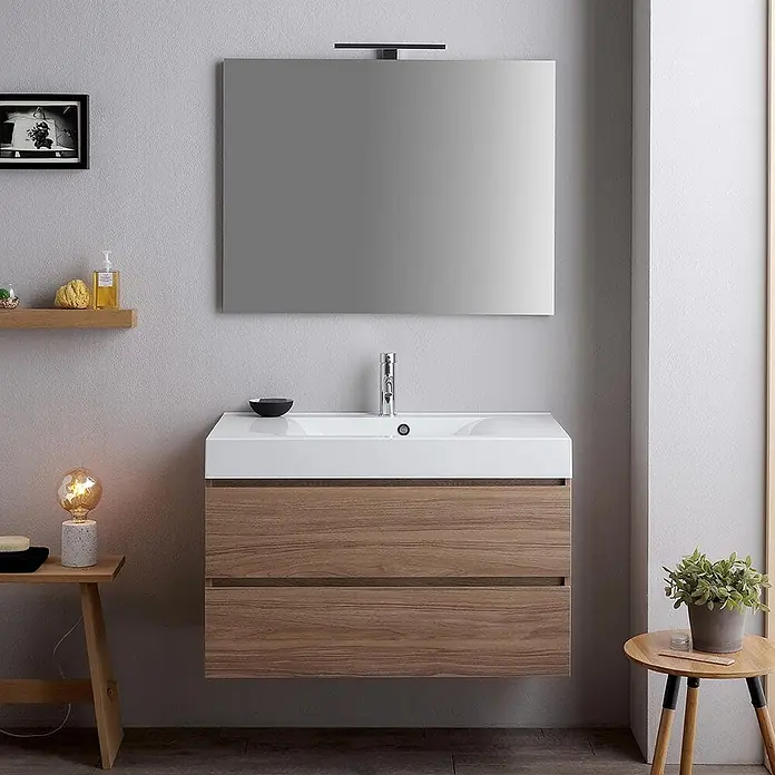 Kiamami Valentina Badmöbel-Set - Helles Holz - Modernes wandmontiertes Badezimmerwaschtisch mit weißem Waschbecken, zwei Holzschubladen und einem Spiegel mit Licht.