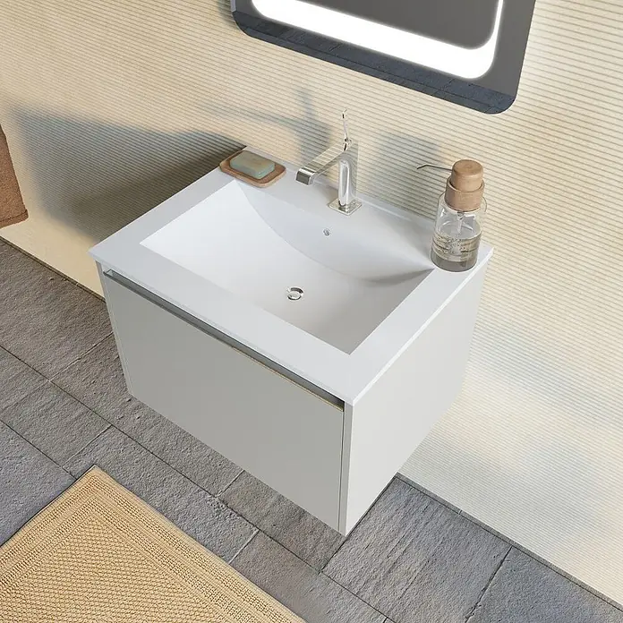 Kiamami Valentina Badmöbel-Set - Beige - Weißes Keramikwaschbecken und Chromarmatur auf hellgrauem wandhängendem Badschrank.