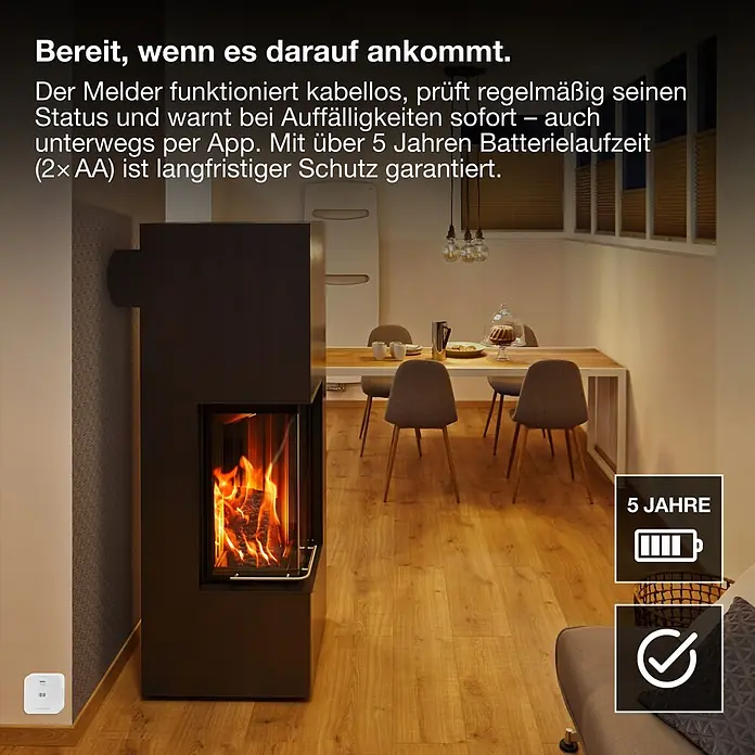 Ledvance Smart+ WiFi Kohlenmonoxidmelder - L x B x H: 8,5 x 2,73 x 8,5 cm, Batterielaufzeit: 5 Jahre - Ein kleiner weißer Melder ist an der Wand eines Wohnraums mit Kamin angebracht und bietet kabellosen Schutz mit langer Batterielaufzeit.