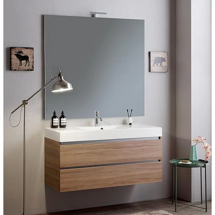 Kiamami Valentina Badmöbel-Set - Braun - Modernes, schwebendes Badmöbel mit weißem Waschbecken und heller Holzoptik, unter großem Spiegel.