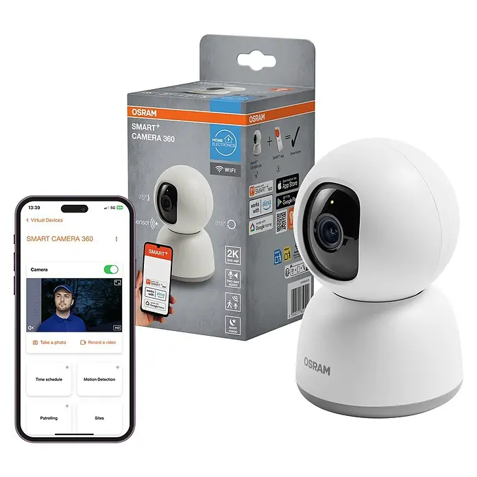 Osram Smart+ Überwachungskamera 360 - Weiß - Weiße OSRAM SMART+ 360 Kamera mit Verpackung und Smartphone-App, die ihre Smart-Home-Steuerung zeigt.