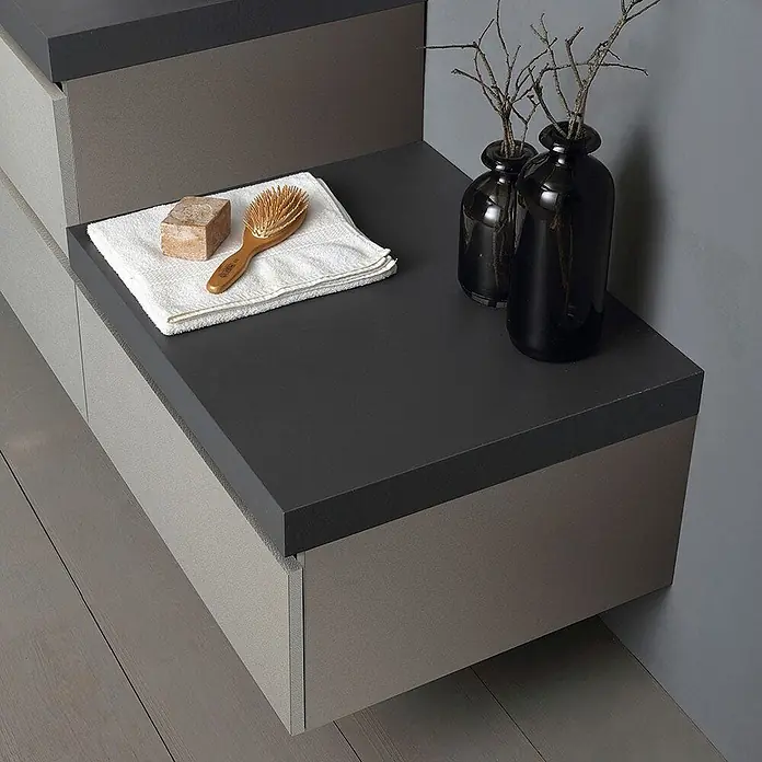 Kiamami Valentina Badmöbel-Set - Grau - Moderner schwebender Badschrank mit dunkelgrauer Arbeitsplatte und hellgrauen Schubladen, mit Handtuch, Holzbürste und Deko-Vasen.