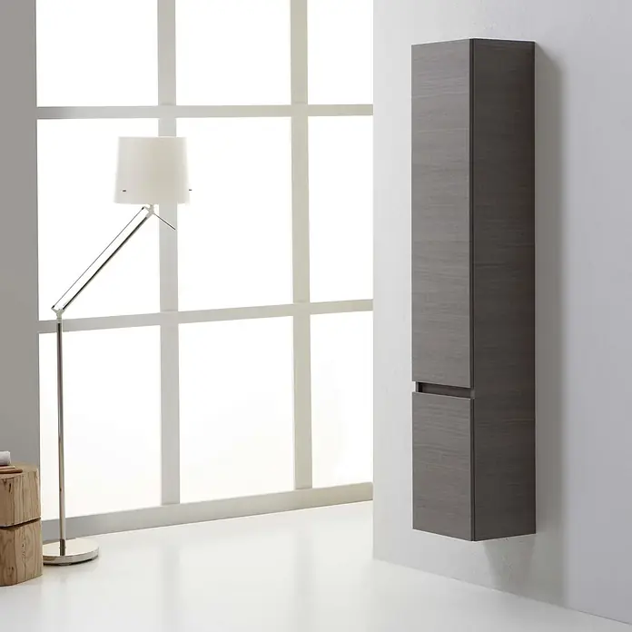 Kiamami Valentina Badmöbel-Set - Grau - Hoher, schmaler Wandschrank in dunkler Holzoptik für moderne Aufbewahrung.