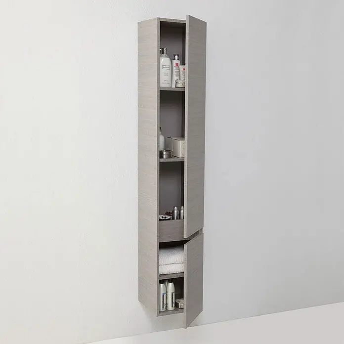 Kiamami Valentina Badmöbel-Set - Grau - Hoher Wandschrank in heller Holzoptik mit offenen Türen, zeigt Regale, Toilettenartikel und Handtücher.