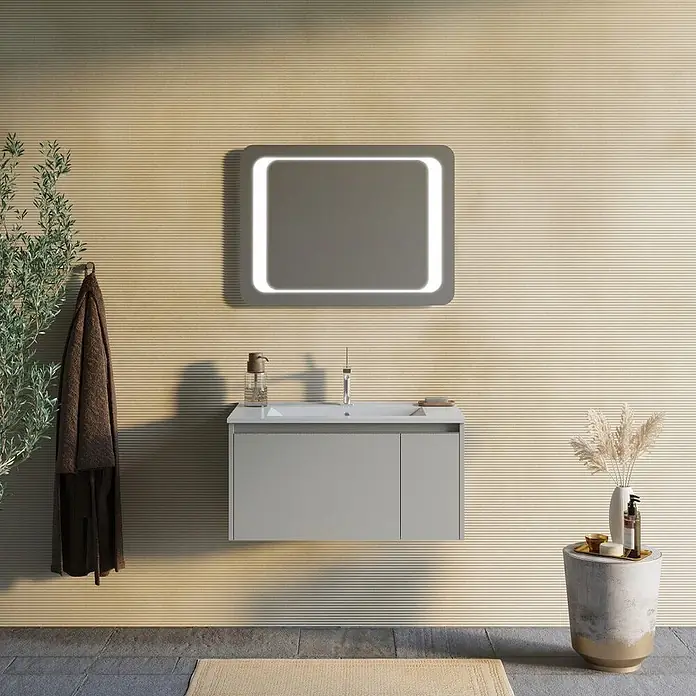 Kiamami Valentina Badmöbel-Set - Beige - Wandhängender hellgrauer Badezimmerschrank mit integriertem weißen Waschbecken und rechteckigem LED-Spiegel darüber.
