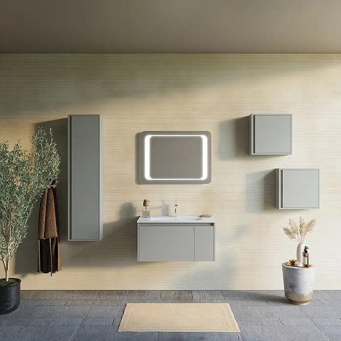 Kiamami Valentina Badmöbel-Set - Beige - Hellgraues Badezimmerset mit Waschbecken, beleuchtetem Spiegel, Hochschrank und zwei Wandschränken in einem modernen Bad.