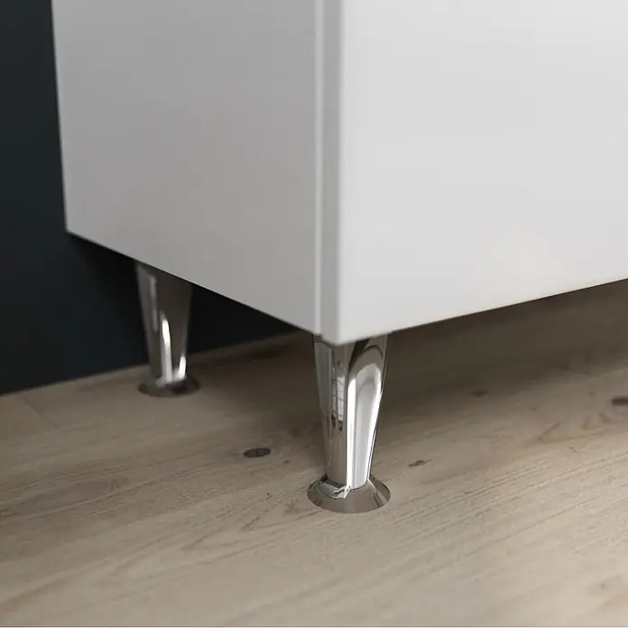 Kiamami Valentina Badmöbel-Set - Weiß - Weißer Schrank mit Chromfüßen auf hellem Holzfußboden.