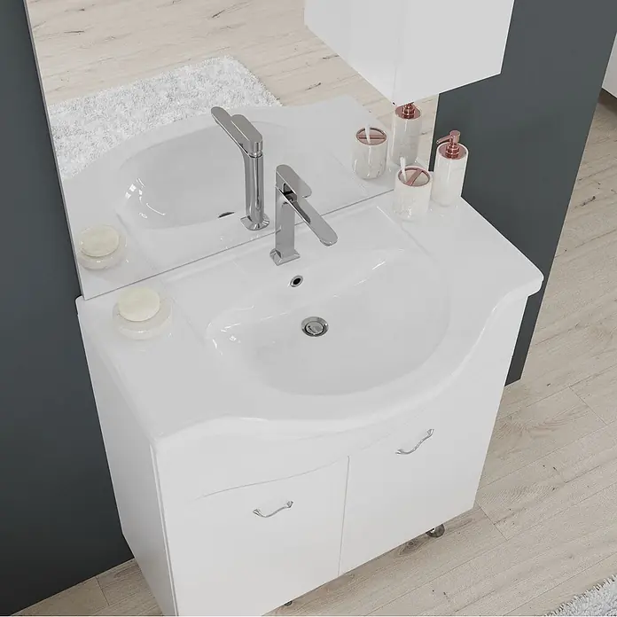 Kiamami Valentina Badmöbel-Set - Weiß - Weißer moderner Badunterschrank mit Keramikwaschbecken, Chromarmatur und Marmor-Accessoires in einem modernen Badezimmer.