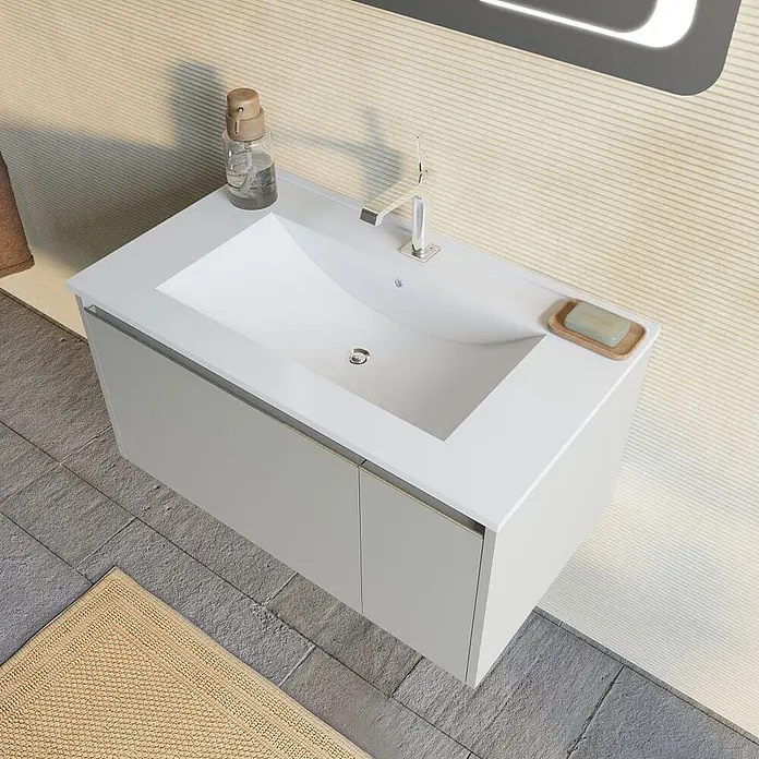 Kiamami Valentina Badmöbel-Set - Beige - Moderner weißer Badezimmerschrank mit integriertem Waschbecken, hellgrauen Schränken und Chromarmatur im Badezimmer.