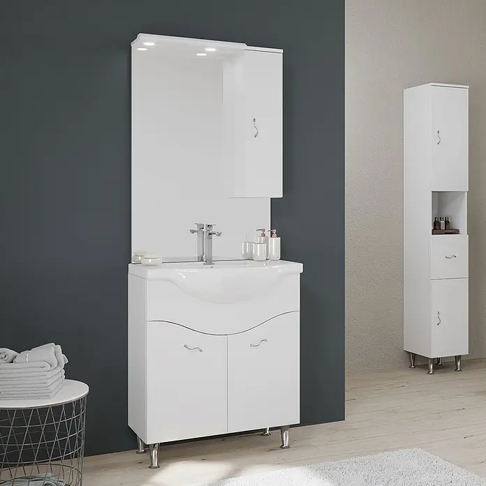 Kiamami Valentina Badmöbel-Set - Weiß - Weißer Hochglanz-Badunterschrank mit integriertem Waschbecken, Spiegelschrank mit Beleuchtung und passendem Hochschrank auf Chromfüßen.