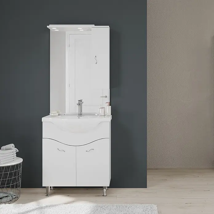 Kiamami Valentina Badmöbel-Set - Weiß - Weißer Badunterschrank mit integriertem Waschbecken und Spiegelschrank, in einem modernen Badezimmer.