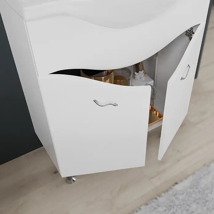 Kiamami Valentina Badmöbel-Set - Weiß - Weißer Badezimmerschrank mit zwei leicht geöffneten Türen, der Stauraum für Toilettenartikel zeigt.