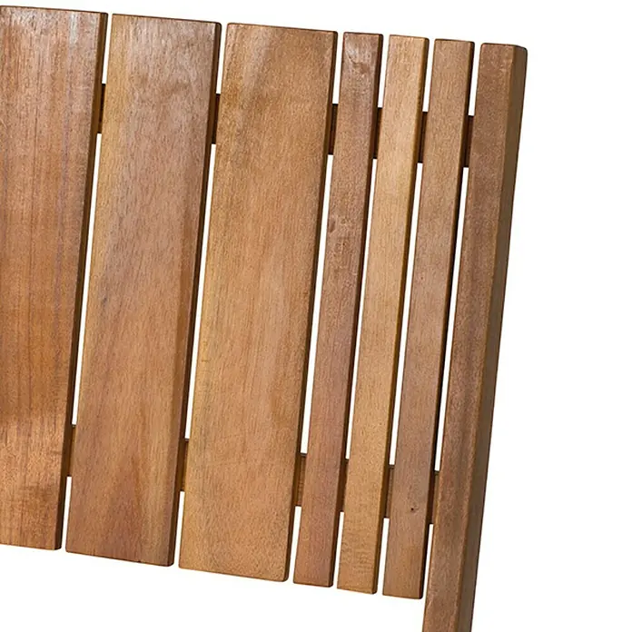 Siena Garden Falun Gartenstuhl ohne Armlehnen - Akazie, Klappbar, Natur, B x T x H: 46 x 54,5 x 89 cm - Nahaufnahme einer Holzlattenkonstruktion mit warmen Farbtönen und sichtbarer Maserung, die die natürliche Schönheit des Materials hervorhebt.