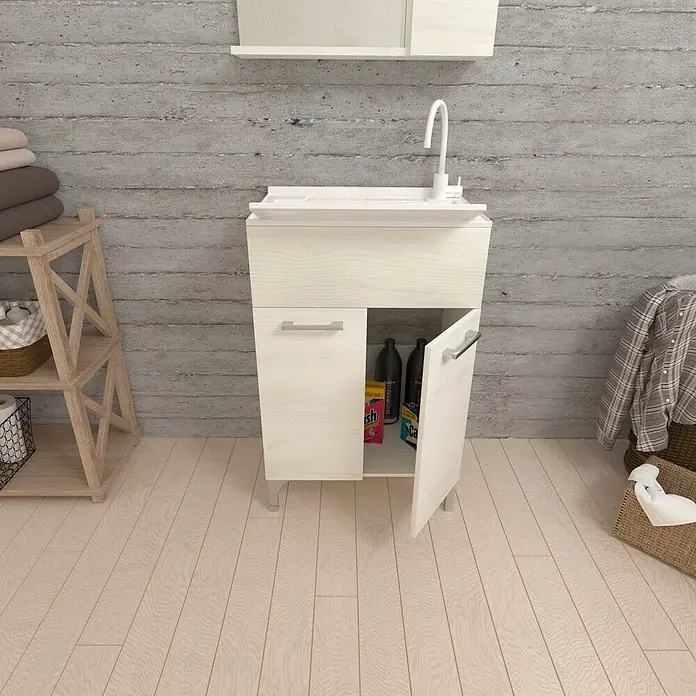 Kiamami Valentina Badmöbel-Set - Weiß - Helles Holz Waschbeckenunterschrank mit weißem Spülbecken und Wasserhahn, offene Tür zeigt Reinigungsmittel in moderner Waschküche.