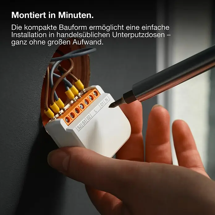Osram Smart+ Schalter Vorhang - Weiß, Innen - Eine Hand installiert ein weißes, kompaktes Elektromodul mit orangefarbenen Klemmen in eine Unterputzdose, eine Schraube wird mit einem Schraubendreher angezogen.