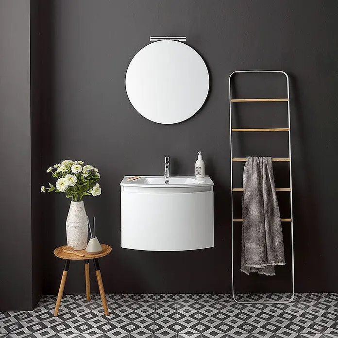 Kiamami Valentina Badmöbel-Set - Weiß - Modernes Badezimmer mit weißem Waschtisch, rundem Spiegel und weißer Handtuchleiter, mit Holz-Akzenten.