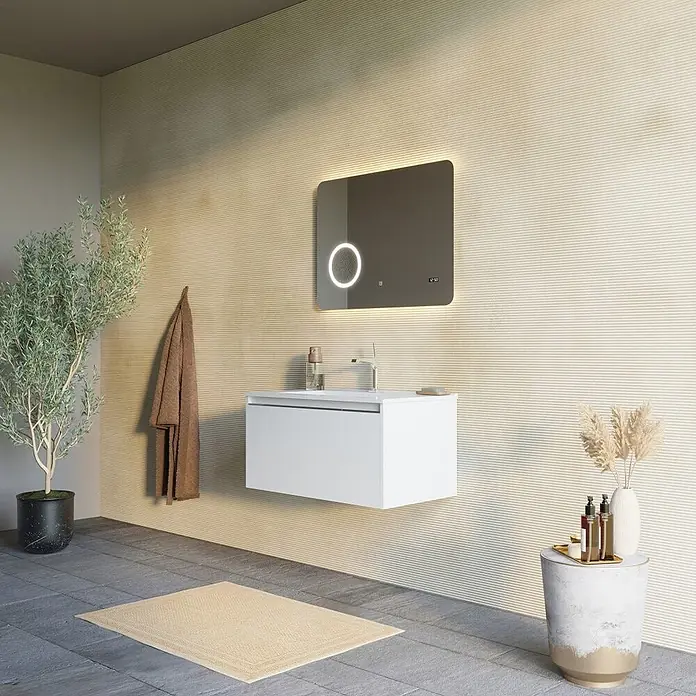 Kiamami Valentina Badmöbel-Set - Weiß - Modernes Badezimmer mit schwebendem weißen Waschtischunterschrank und beleuchtetem Spiegel, schafft eine elegante, funktionale Atmosphäre.