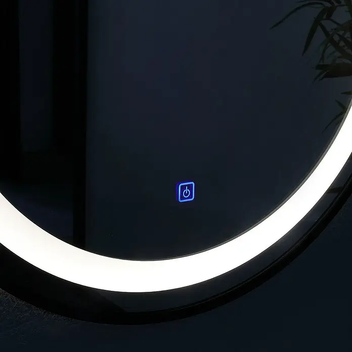 Kiamami Valentina Badmöbel-Set - Braun - Runder Spiegel mit heller weißer Hintergrundbeleuchtung und blau leuchtendem Ein-/Ausschalter-Symbol.