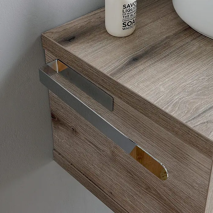 Kiamami Valentina Badmöbel-Set - Braun - Holzmaserung Badschrank mit integrierter Chrom-Handtuchstange an der Seite.
