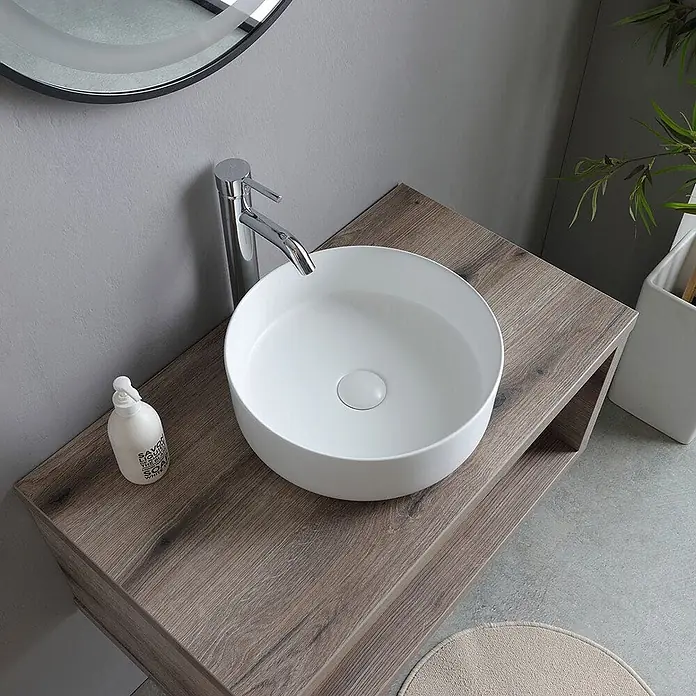 Kiamami Valentina Badmöbel-Set - Braun - Eine moderne Badmöbel-Einheit mit rundem weißen Keramik-Aufsatzwaschbecken und Chromarmatur auf einer hellen Holzplatte.