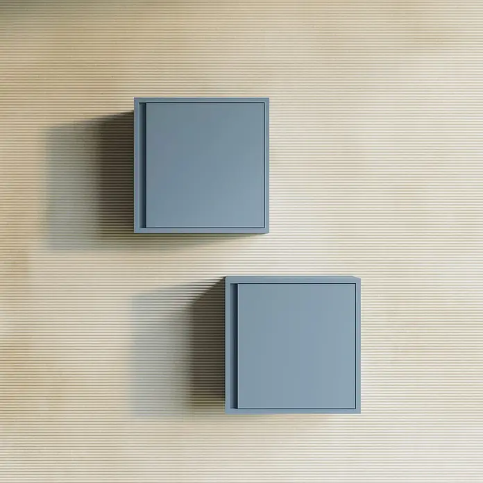 Kiamami Valentina Badmöbel-Set - Hellblau - Zwei blaugraue, quadratische schwebende Regale an einer horizontal gestreiften beigen Wand.