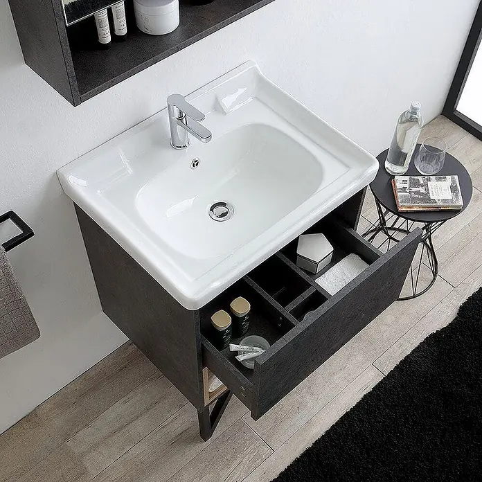 Kiamami Valentina Badmöbel-Set - Grau - Dunkler Holzbadunterschrank mit weißem Keramikwaschbecken, offene Schublade zeigt interne Organizer.