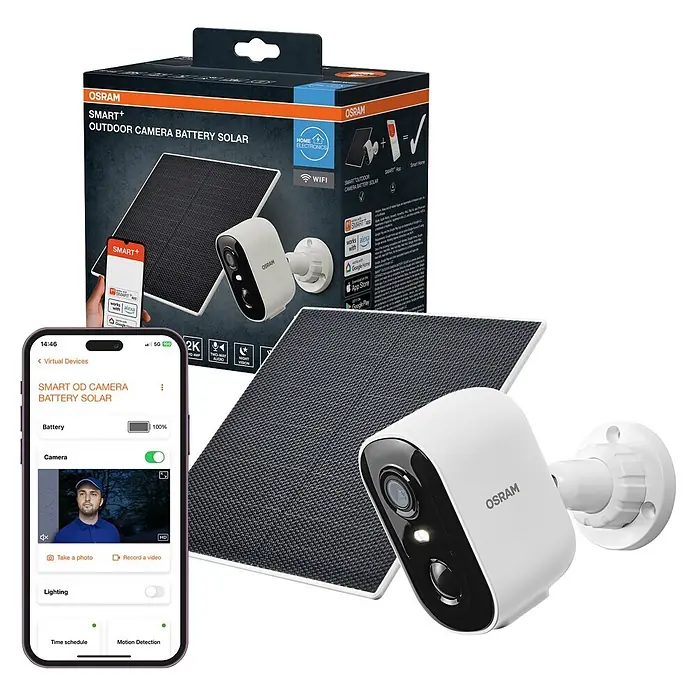Osram Smart+ Überwachungskamera Battery Solar - Weiß - Weiße OSRAM SMART+ Outdoor-Kamera, schwarzes Solarpanel und ein Smartphone mit Live-Ansicht.