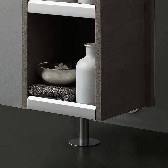 Kiamami Valentina Badmöbel-Set - Grau - Dunkles Holzmaserung-Wandregal mit weißen offenen Ablagen und Metalldetails, für Badutensilien.