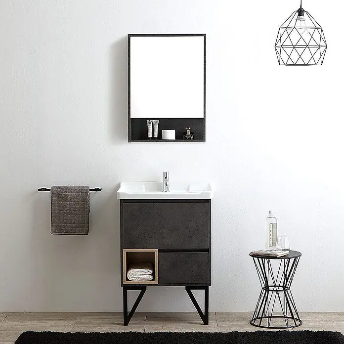 Kiamami Valentina Badmöbel-Set - Grau - Moderner dunkelgrauer Badunterschrank mit weißem Waschbecken, passendem Spiegelschrank und schwarzen Metallfüßen.