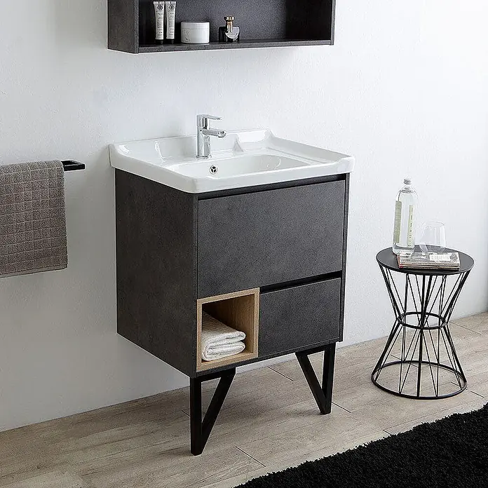 Kiamami Valentina Badmöbel-Set - Grau - Moderner dunkelgrauer Badschrank mit weißem Waschbecken, Holzfach und schwarzen Metallbeinen. Inklusive passendem Wandregal.