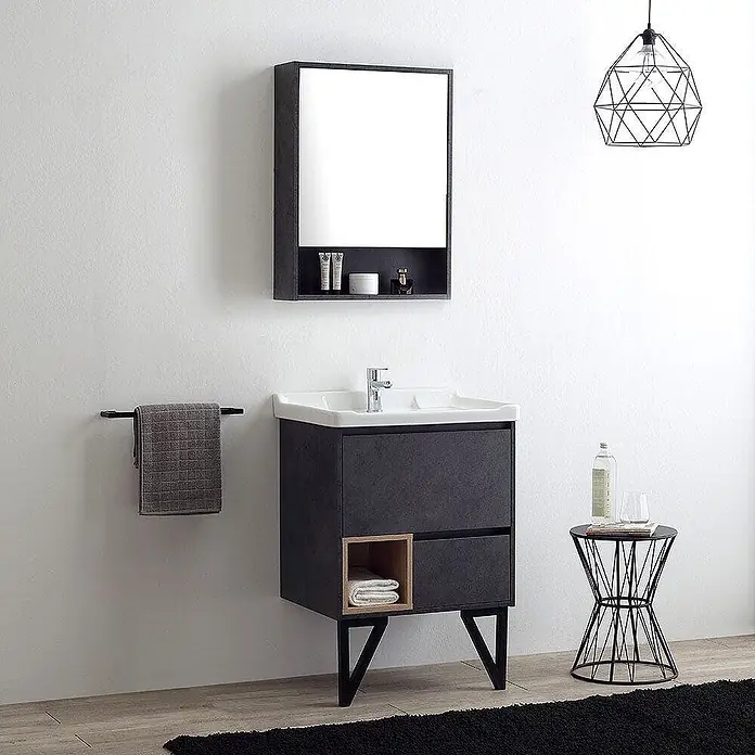 Kiamami Valentina Badmöbel-Set - Grau - Dunkelgrauer Badezimmer-Waschtisch mit weißem Waschbecken, offenem Regal und passendem Spiegelschrank.