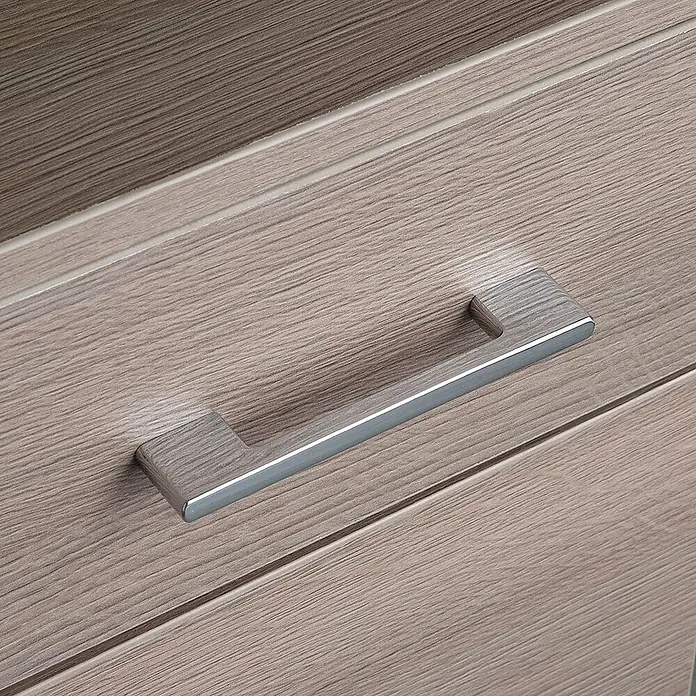 Kiamami Valentina Badmöbel-Set - Holz mittel - Eleganter Griff aus silbernem Metall an einer hellen Schublade mit Holzmaserung.