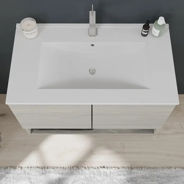 Kiamami Valentina Badmöbel-Set - Helles Holz - Moderne Badezimmer-Waschtischanlage mit integriertem weißen Waschbecken und hellen Holzmaserungsschubladen, mit Chromarmatur und Accessoires.