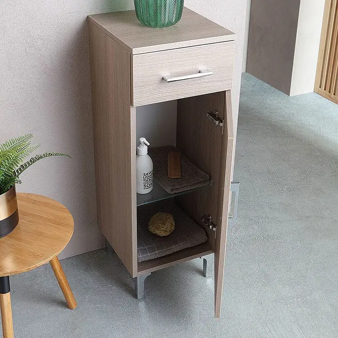 Kiamami Valentina Badmöbel-Set - Holz mittel - Badezimmerschrank aus hellem Holz mit Schublade und offener Tür, die zwei Ablagen mit Handtüchern und Seifenspender zeigt.