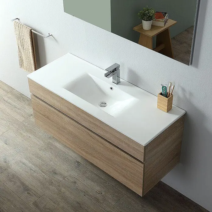 Kiamami Valentina Badmöbel-Set - Helles Holz - Wandhängender Badwaschtisch mit weißem integriertem Waschbecken und hellbraunem Holzdekor-Unterschrank im Bad.