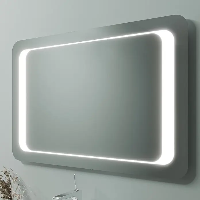 Kiamami Valentina Badmöbel-Set - Weiß - Rechteckiger LED-Spiegel mit abgerundeten Ecken und beleuchteten Kanten, an der Wand montiert.