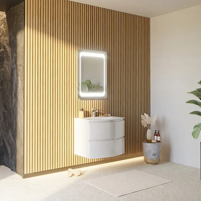 Kiamami Valentina Badmöbel-Set - Weiß - Weißer wandmontierter Badezimmerschrank mit integriertem Waschbecken und beleuchtetem rechteckigem Spiegel, an einer Holzlamellenwand.
