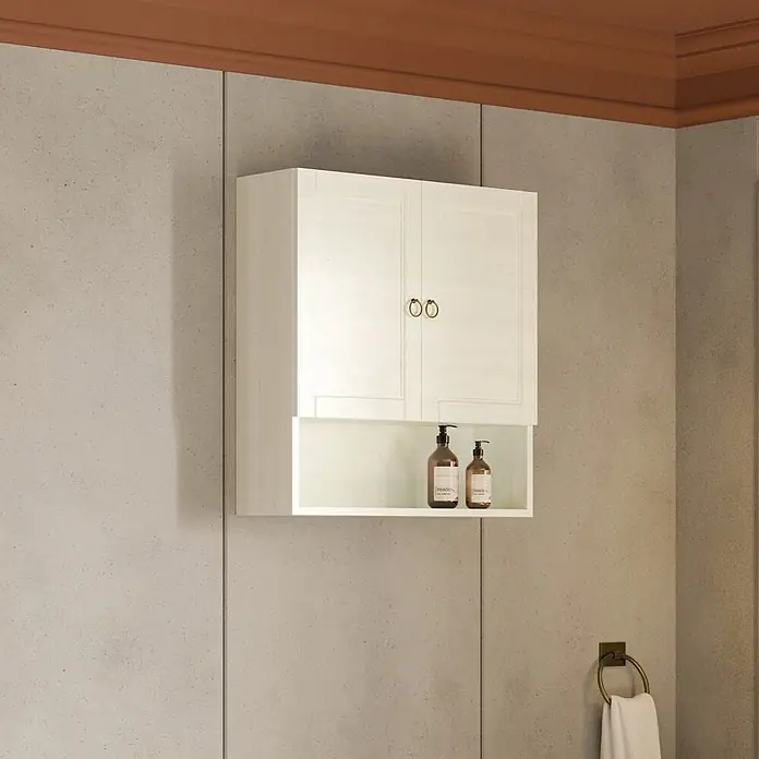 Kiamami Valentina Badmöbel-Set - Weiß - Weißer Badschrank zur Wandmontage mit zwei Türen, goldenen Griffen und offenem Fach, das zwei Pumpspenderflaschen zeigt.