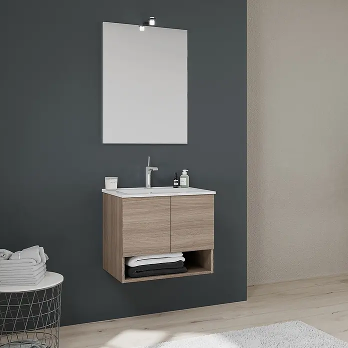 Kiamami Valentina Badmöbel-Set - Holz mittel - Holzoptik-Badezimmerschrank mit weißem Waschbecken, silbernem Wasserhahn und Spiegel in modernem Bad.