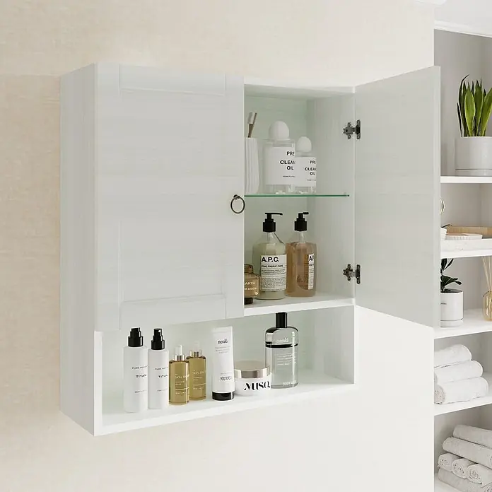 Kiamami Valentina Badmöbel-Set - Weiß - Weißer wandmontierter Badezimmerschrank mit zwei Türen und offenem Fach, gefüllt mit Toilettenartikeln.