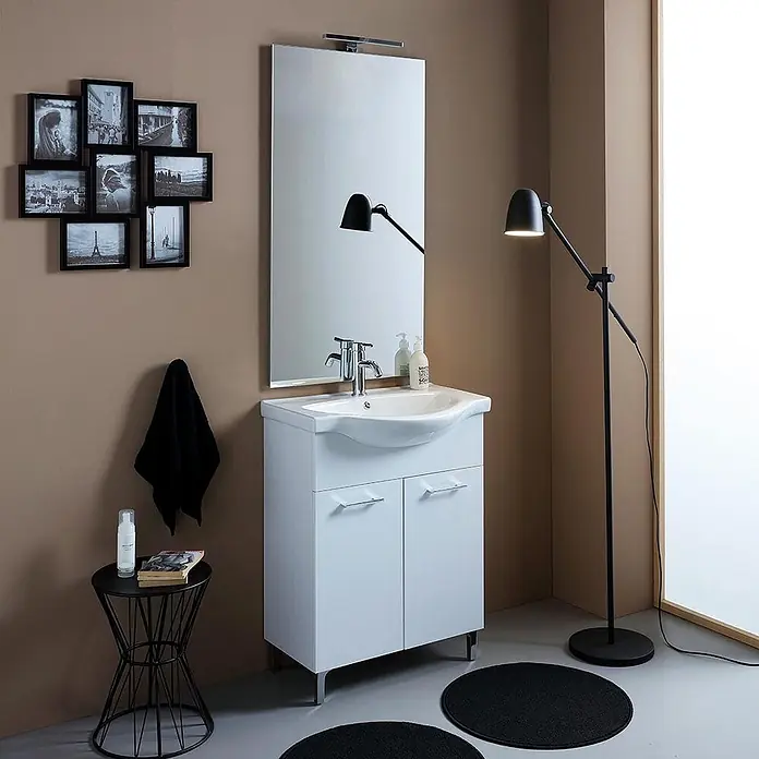 Kiamami Valentina Badmöbel-Set - Helles Holz - Moderner weißer Waschtisch mit integriertem Waschbecken und hohem Spiegel, in einem modernen Badezimmer.