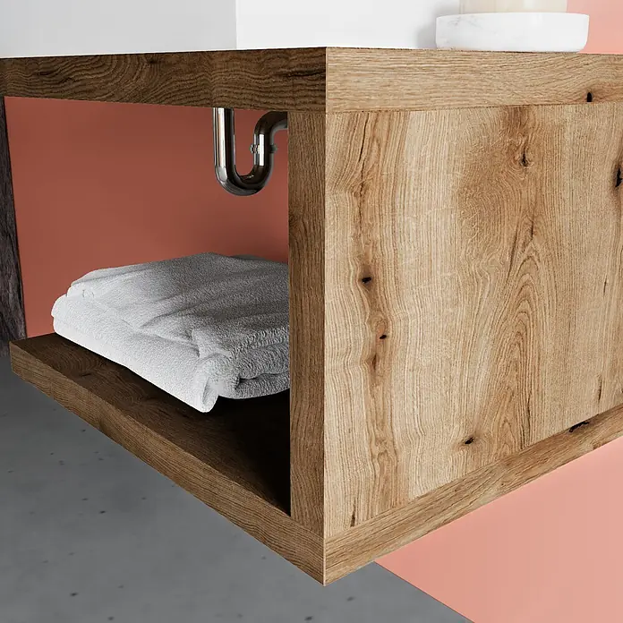 Kiamami Valentina Badmöbel-Set - Holz mittel - Offenes Badezimmermöbelregal aus hellem Holz mit einem gefalteten weißen Handtuch und einem Chromrohr.
