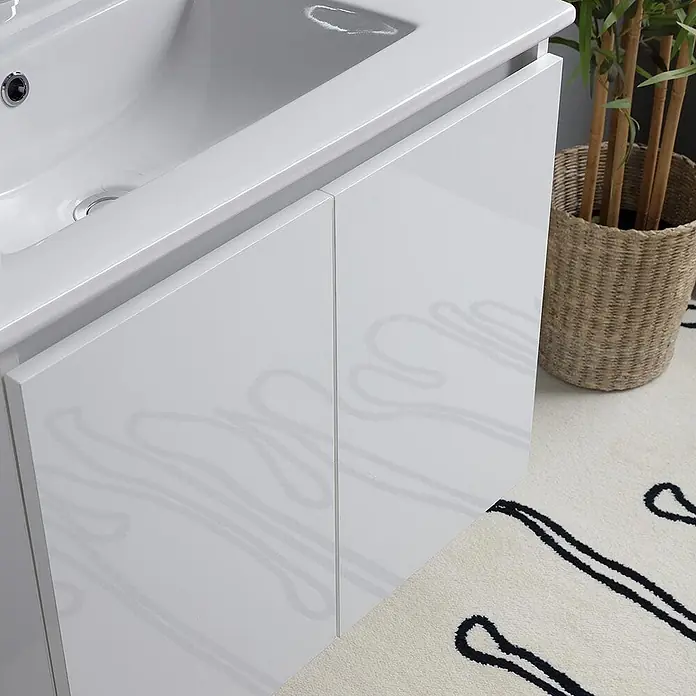 Kiamami Valentina Badmöbel-Set - Weiß - Weißer Badunterschrank mit integriertem Waschbecken und glänzenden weißen Türen.