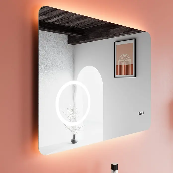 Kiamami Valentina Badmöbel-Set - Holz mittel - Hinterleuchteter LED-Spiegel mit abgerundeten Ecken, Digitaluhr und Touch-Bedienung, der ein warmes Licht auf eine pfirsichfarbene Wand wirft.