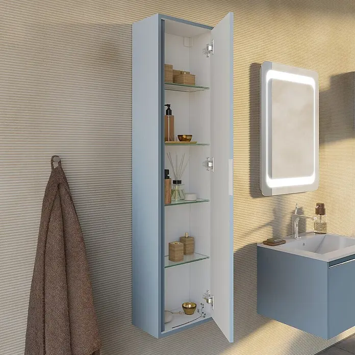 Kiamami Valentina Badmöbel-Set - Hellblau - Hoher blau-grauer Hängeschrank mit offener Tür, weißem Innenraum und Glasablagen für Toilettenartikel im modernen Bad.