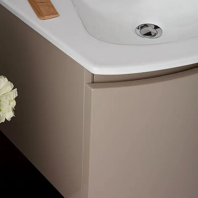 Kiamami Valentina Badmöbel-Set - Beige - Hellbrauner Waschtisch mit integriertem weißen Keramikwaschbecken und Chromablauf.